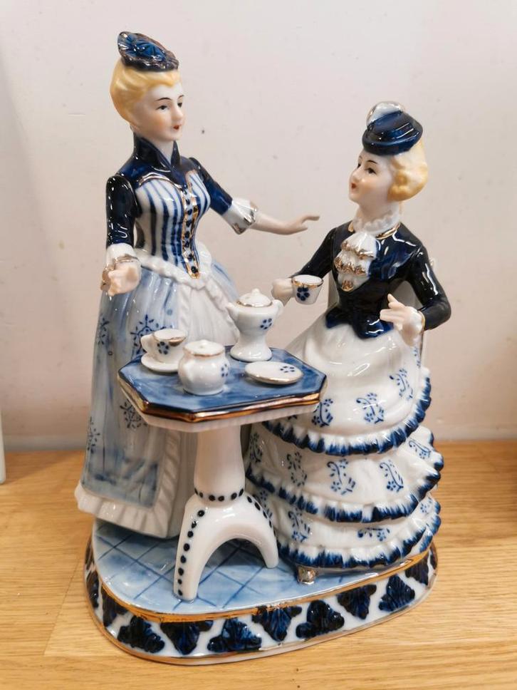 Leonardo Collection Porseleinen beeld Dames theekrans, Verzamelen, Beelden en Beeldjes, Zo goed als nieuw, Mens, Ophalen of Verzenden