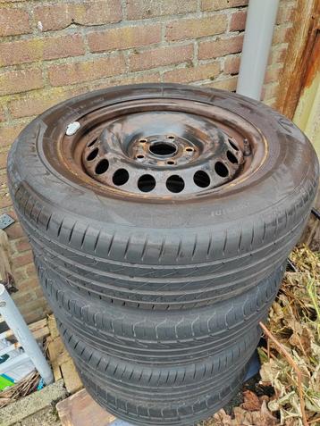 Set van 4 banden met velg 195/65/R15 beschikbaar voor biedingen