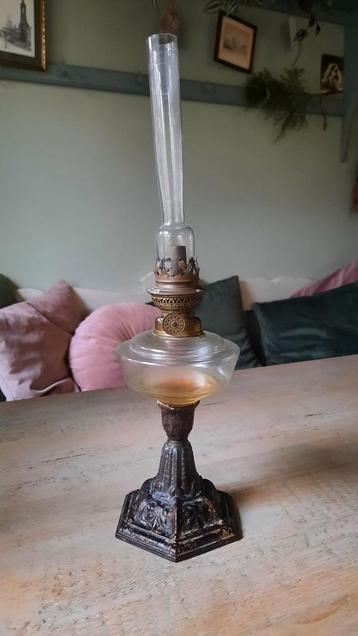 Oude Olielamp met Glas beschikbaar voor biedingen