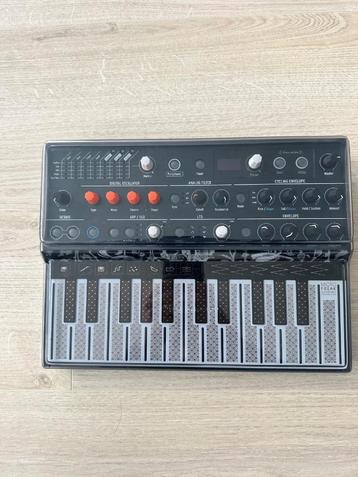 Arturia MicroFreak + Decksaver + originele doos beschikbaar voor biedingen