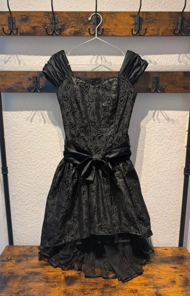 Elegante zwarte cocktailjurk met bloemenpatroon, Kleding | Dames, Jurken, Nieuw, Maat 38/40 (M), Zwart, Boven de knie, Ophalen of Verzenden