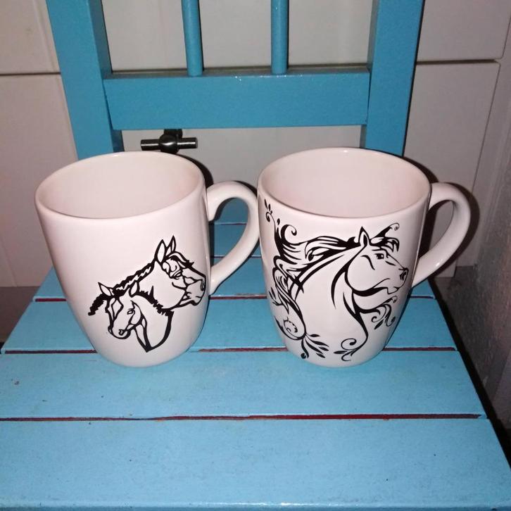 Bekers met afbeeldingen van paarden 2 stuks infinty, Huis en Inrichting, Keuken | Servies, Gebruikt, Glas of Glazen, Overige stijlen