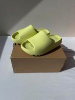 Yeezy Slide Glow Green - Maat 42 - Nieuw, Slippers, Geel, Nieuw, Ophalen of Verzenden