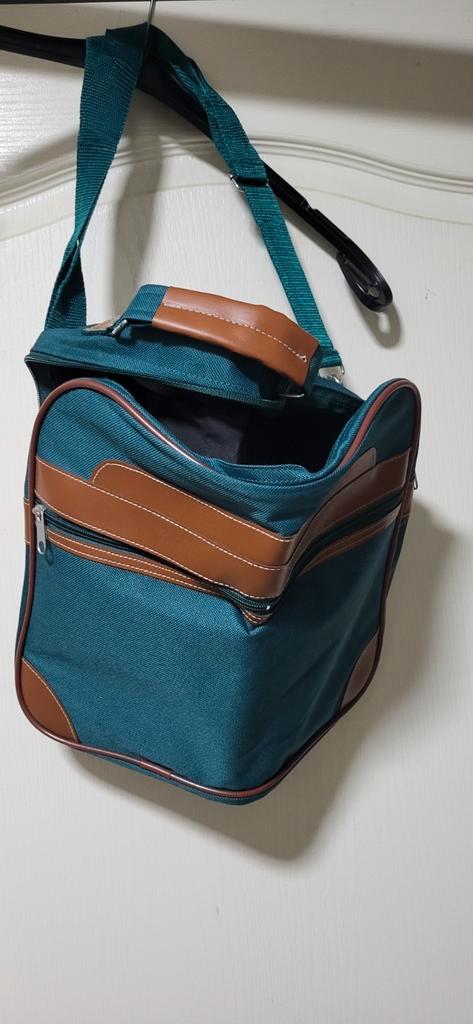 Groene schoudertas met bruine accenten - Nieuwstaat, Sieraden, Tassen en Uiterlijk, Tassen | Damestassen, Nieuw, Schoudertasje