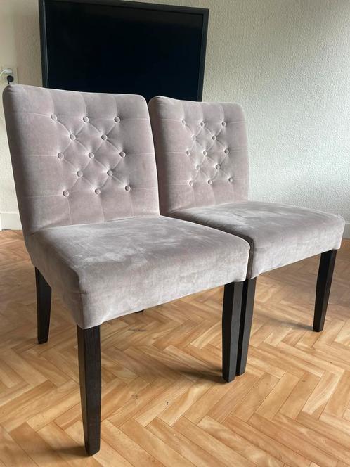 Twee zachte eetkamerstoelen grijs stof zwarte poten, Huis en Inrichting, Stoelen, Zo goed als nieuw, Twee, Stof, Grijs, Ophalen