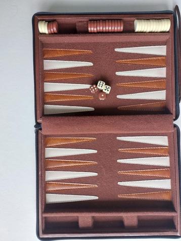 Backgammon op reisformaat beschikbaar voor biedingen