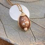 Cowrie Schelp Hanger aan Goudkleurige Metalen Ketting, Ophalen of Verzenden, Zo goed als nieuw, Goud, Overige materialen