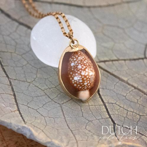 Cowrie Schelp Hanger aan Goudkleurige Metalen Ketting, Sieraden, Tassen en Uiterlijk, Kettingen, Zo goed als nieuw, Overige materialen