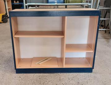 Kast. Op wieltjes.  beschikbaar voor biedingen