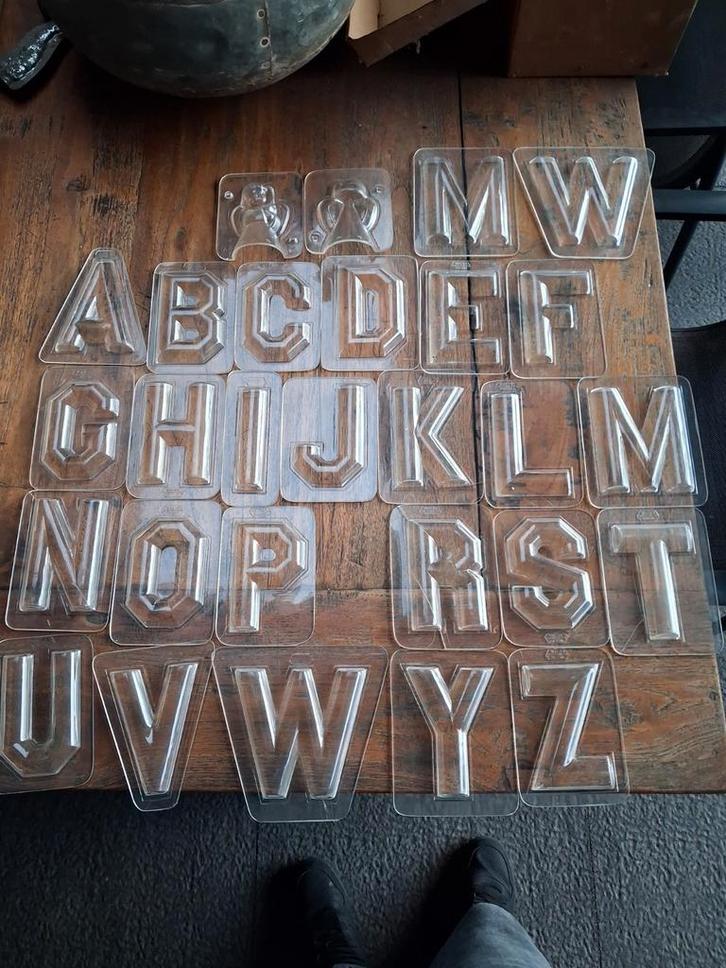 26 chocoladevorm letters & 1 engeltje / kunststof, Diversen, Sinterklaas, Gebruikt, Ophalen of Verzenden