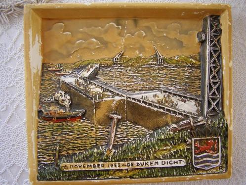 Tegel herinnering dichten laatste gat in dijk Zeeland 1953, Verzamelen, Foto's en Prenten, Gebruikt, Overige onderwerpen, 1940 tot 1960