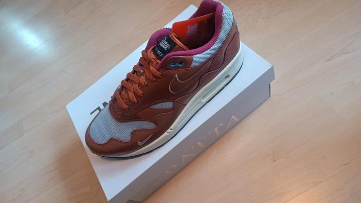 Nike Air Max 1 Patta Dark Russet maat 45 – Nieuw in doos, Kleding | Heren, Schoenen, Nieuw, Overige kleuren, Ophalen of Verzenden