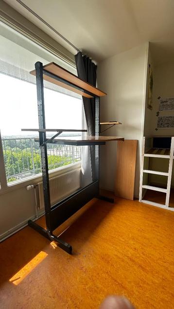 In hoogte verstelbaar bureau beschikbaar voor biedingen