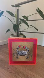 Ateljee W&G delfstblauwe krab in neon roze lijst, Antiek en Kunst, Ophalen of Verzenden