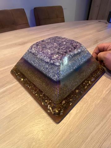 Orgonite Piramide met Edelstenen spininversion beschikbaar voor biedingen