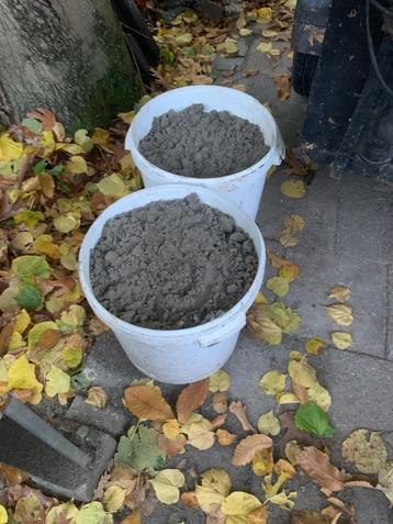 Gratis 2 grote emmers zand. Ophalen in Zwolle  beschikbaar voor biedingen