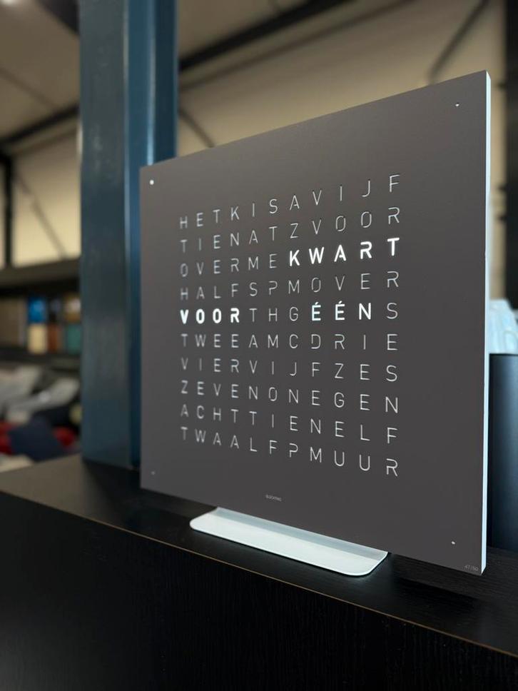 Nieuw Qlocktwo Woordklok Design klok Espresso, Huis en Inrichting, Woonaccessoires | Klokken, Nieuw, Wandklok, Ophalen of Verzenden