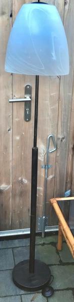MOOIE GROTE STAANDE SCHEMERLAMP MET GLAZEN KAP, Huis en Inrichting, Lampen | Vloerlampen, Ophalen, Gebruikt, Glas, 100 tot 150 cm