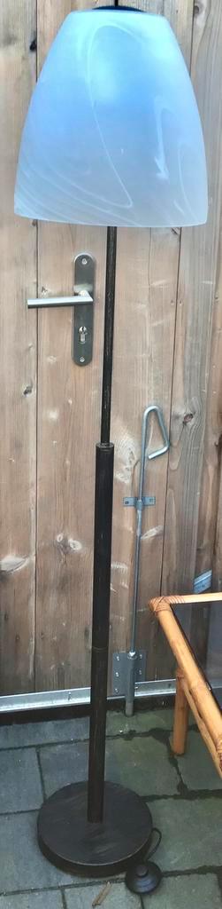 MOOIE GROTE STAANDE SCHEMERLAMP MET GLAZEN KAP, Huis en Inrichting, Lampen | Vloerlampen, Gebruikt, 100 tot 150 cm, Glas, Metaal