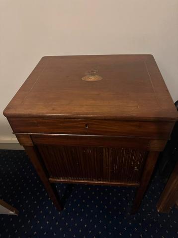 Antiek nachtkastje beschikbaar voor biedingen