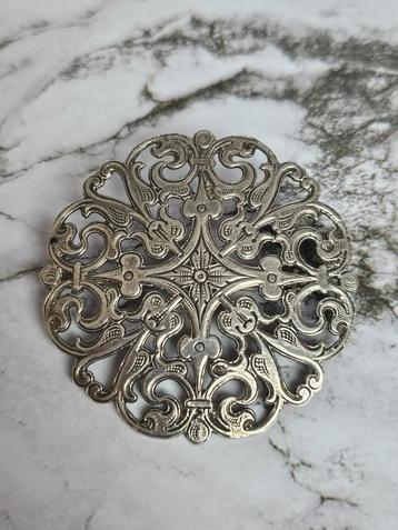Zilveren broche  beschikbaar voor biedingen