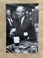 Org z/w foto 20x30 cm van Freddy Heineken met een biertje, Verzenden, Nieuw, Reclamebord, Plaat of Schild, Heineken