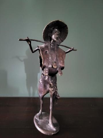 Bronzen beeld man met hoed en draagstok – ca. 29 cm – 950 g beschikbaar voor biedingen