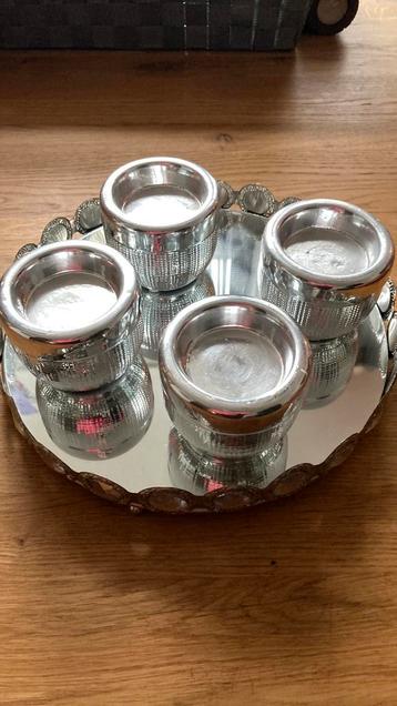 Sierlijk spiegeldienblad met kaarshouders beschikbaar voor biedingen