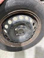 VW Touran Winterbanden + Wieldoppen + Krat Hertog Jan, Ophalen, Gebruikt, 15 inch, Banden en Velgen
