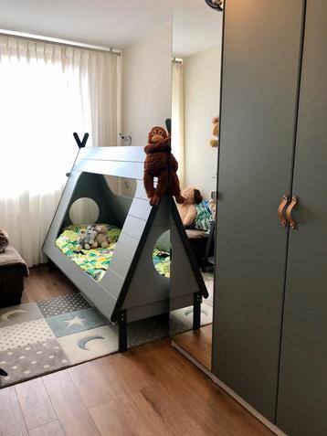 Tipi tent bed en tipi boekenkast beschikbaar voor biedingen
