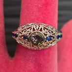 Zilverkleurige ring 17mm met blauwe en groene steentjes, Overige materialen, Met edelsteen, Nieuw, Ophalen of Verzenden