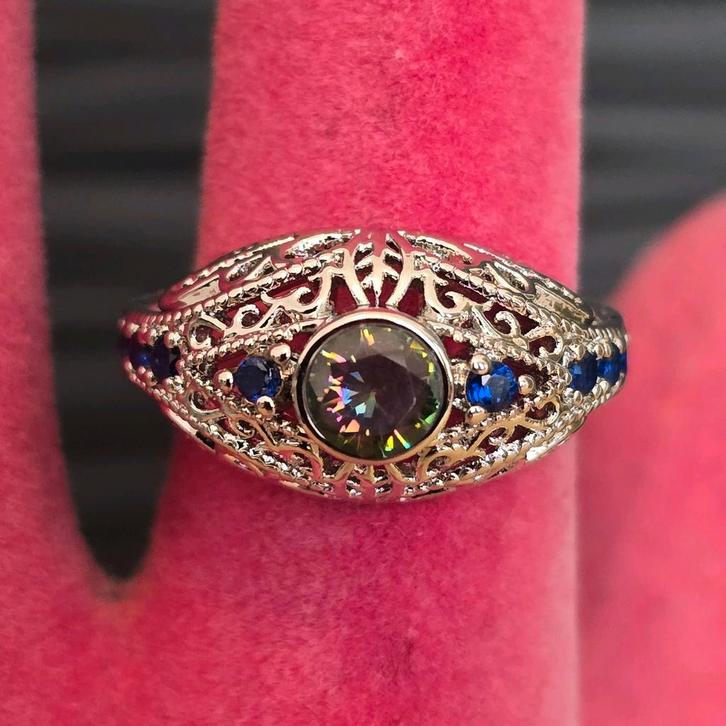 Zilverkleurige ring 17mm met blauwe en groene steentjes, Sieraden, Tassen en Uiterlijk, Ringen, Nieuw, Dame, 17 tot 18, Zilver