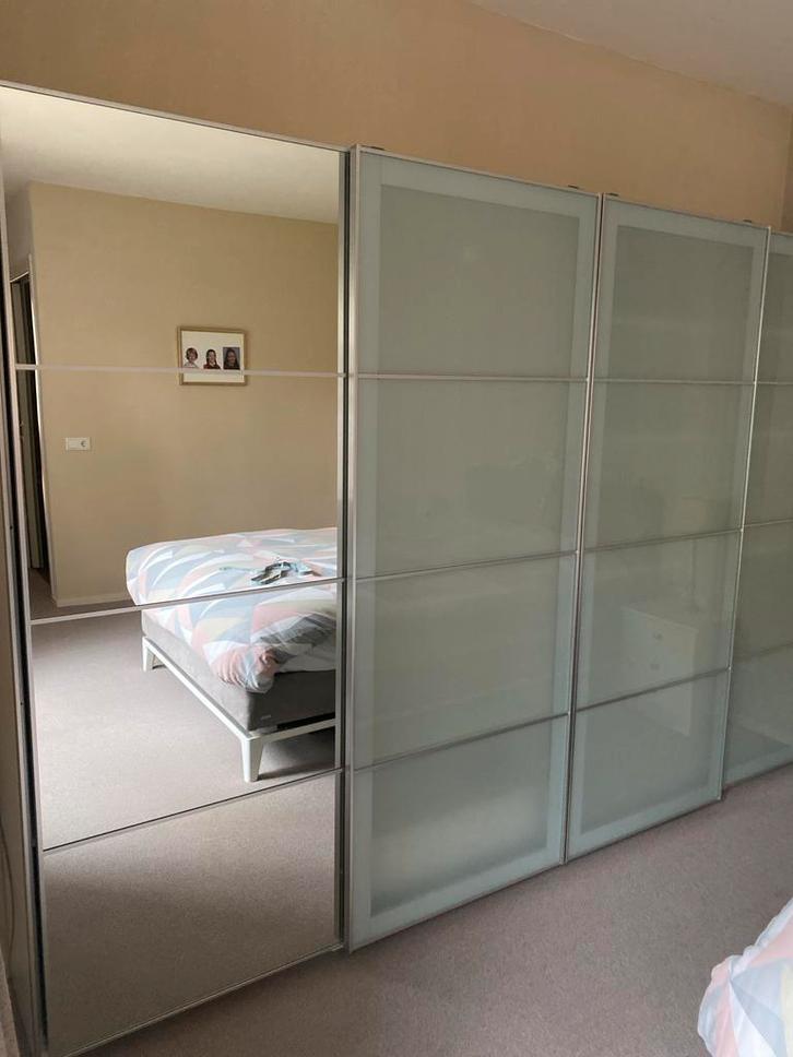 Grote schuifdeurkast met spiegel en melkglas, Huis en Inrichting, Kasten | Kledingkasten, Gebruikt, 200 cm of meer, 50 tot 75 cm