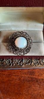 Antieke ajour broche  met maansteen., Ophalen of Verzenden, Overige materialen, Broche, Met edelsteen