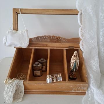 Brocante houten vitrinekast  beschikbaar voor biedingen
