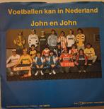 Vinyl single 1987 John en John - Voetballen kan in Nederland, Cd's en Dvd's, Vinyl Singles, Ophalen of Verzenden, Gebruikt, Nederlandstalig