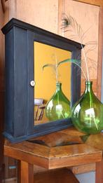 Zwart spiegel kastje met 2 schappen en een mooi knopje, Minder dan 50 cm, Gebruikt, Vintage, Ophalen of Verzenden