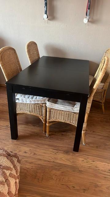 VERSTELBARE TAFEL EN RIETEN STOELEN beschikbaar voor biedingen