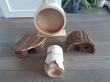 Loopwiel, 2 huisjes en een boomstam voor Syrische hamster beschikbaar voor biedingen