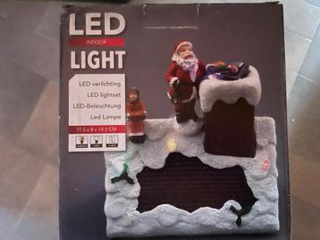 Kerstman op dak. Met verlichting  beschikbaar voor biedingen