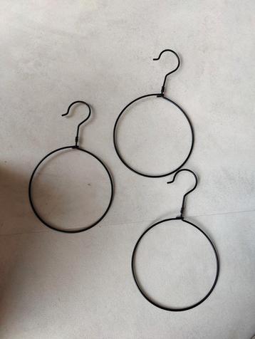 Hang ringen x3. Kapstok hangers. Handdoek ring etc. beschikbaar voor biedingen