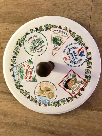 Kaasplateau met bordjes beschikbaar voor biedingen