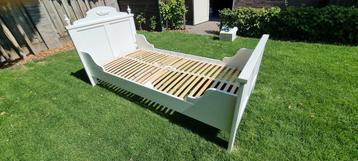 Kinderbed met lattenbodem en schoon matras beschikbaar voor biedingen