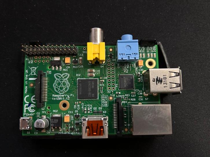 Raspberry Pi 1 met case, Computers en Software, Overige Computers en Software, Gebruikt, Ophalen of Verzenden