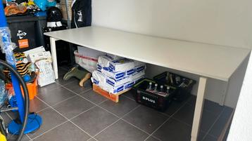 In hoogte verstelbaar bureau