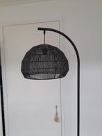 Mooie zwarte rotan vloerlamp, Huis en Inrichting, Lampen | Vloerlampen, Ophalen, Zo goed als nieuw, Minder dan 100 cm