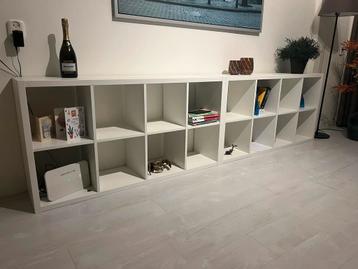 Twee witte vakkenkasten (131x30x68cm) beschikbaar voor biedingen