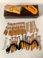 37 Klossen voor kantklossen + 2 glazen gewichten, Ophalen of Verzenden, Gebruikt, Klos(sen)