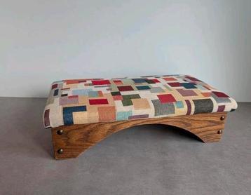 Klein vintage voetenbankje met kleurrijke gobelin stof.  beschikbaar voor biedingen