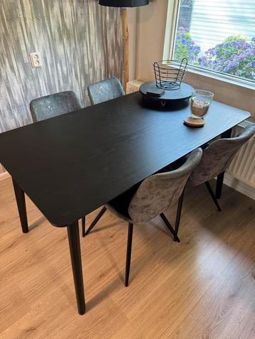 Eettafel met 4 stoelen beschikbaar voor biedingen